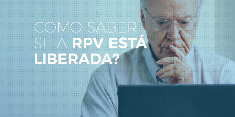 homem verificando se a rpv está liberada no computador
