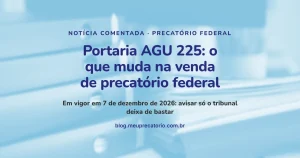 Pilha de pastas e documentos sobre uma mesa, em tom azul