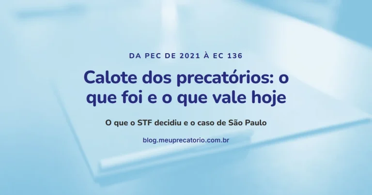 Calote dos precatórios: o que foi e o que vale hoje: capa com pasta azul e caneta sobre a mesa